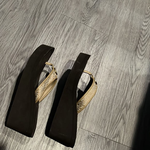 Preloved women’s sandals in good condition - Picture 2 of 3